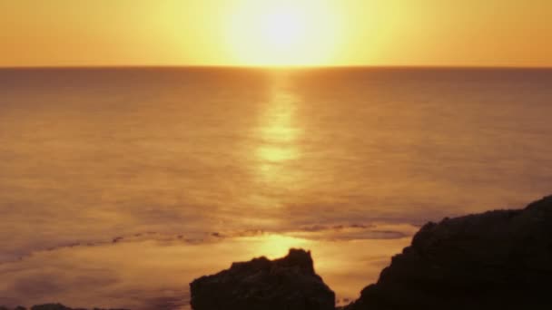 Costa rocciosa durante il tramonto — Video Stock