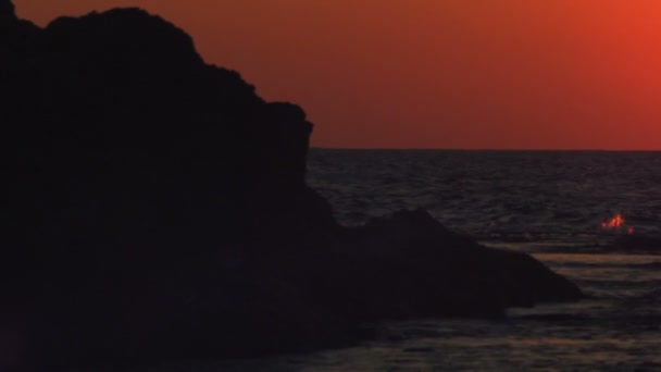 El sol poniente sobre el mar Mediterráneo — Vídeos de Stock