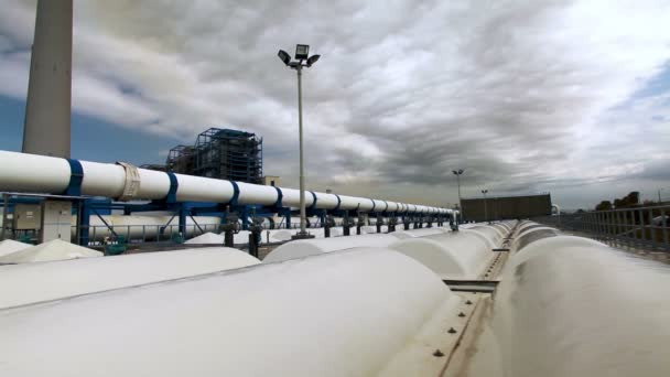 Tubos brancos na planta de dessalinização em Israel . — Vídeo de Stock
