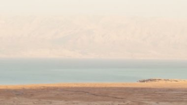 Haze görüntüsünü kaydırma sırasında uzak tepeleri Celile Denizi arasında ortaya çıkarmak için günbatımı temizler