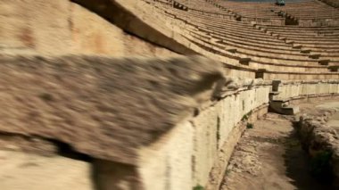 Caesarea İsrail'de tiyatroda taş bankların hisse senedi görüntüleri.