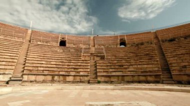 Caesarea İsrail'adlı tiyatro oturma stok görüntüleri.