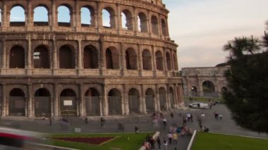 Colosseum ve sokak trafik hızlandırılmış görüntüsünü kaydırma.
