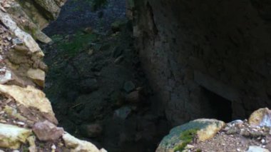 Stok Video görüntüleri Bar'am, kemerli bir metro alanının İsrail vurulmuş kalıntıları