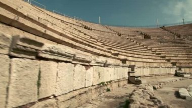 İsrail Caesaria'da tiyatroda taş oturma stok görüntüleri.