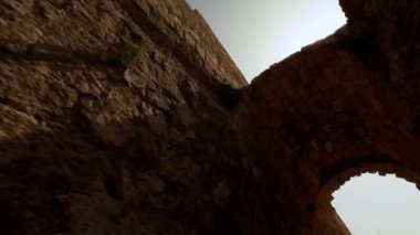 İsrail bir Caesarea sokakta bir kemer stok görüntüleri.