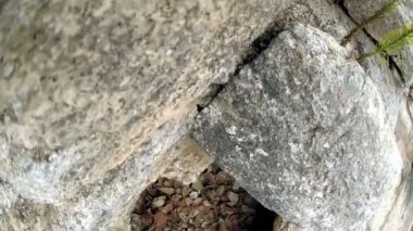 çömlek kırıkları kayalar arasında