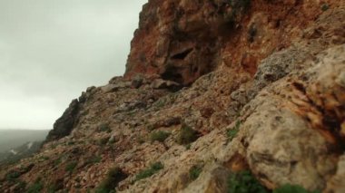 İsrail kayalık bir dağın bir mağarada stok görüntüleri.