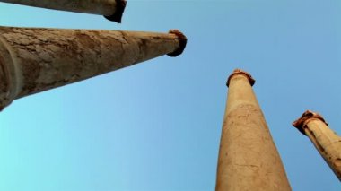 Stok görüntüleri gökyüzüne Beit She'an İsrail'de antik sütunlar arama.