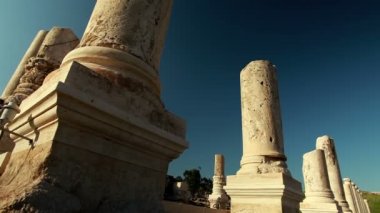 Beit She'an'da kırık sütunlar