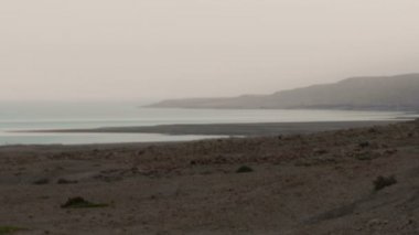 Zaman atlamalı bir sis Celile Denizi kıyısında. Kırpılmış.