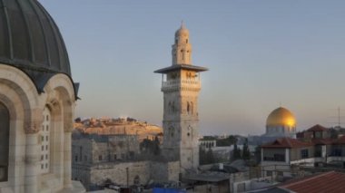 günbatımı kaya kubbe de dahil olmak üzere Jerusalem rooftops üzerinde