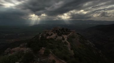 Güneş ışınları Nimrod kale yakınında.