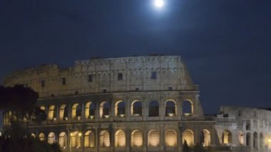 Roma Kolezyum ve sokak trafik
