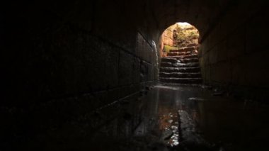 Bir tünel İsrail Agrippa Palace, su ile doldurma.