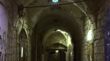 Bir futbol topu tekmeleme çocuk