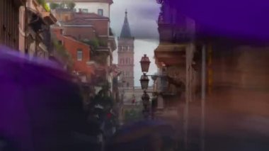 ıslak Roma'da trafikle sokak