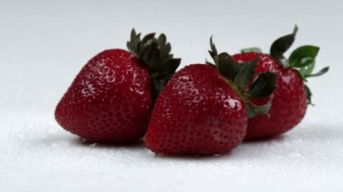 Yüzey üzerinde taze çilek