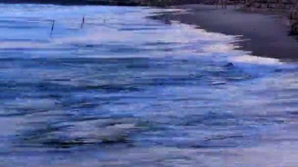 Playa y ciudad costera . — Vídeo de stock