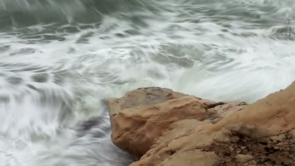 Средиземноморские волны падают на берег — стоковое видео