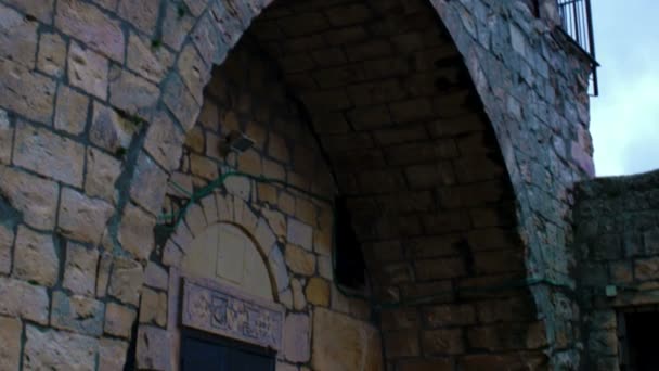Stock Vidéo Libre de Droit d'une vieille église en ruine tourné en Israël 