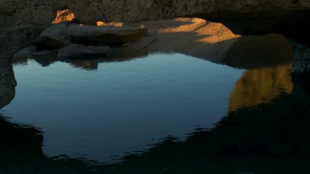 Arco de roca costera en la playa de Dor tiro en Israel — Vídeos de Stock