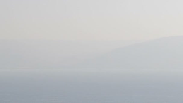 Upływ czasu mgły okrywając i ujawniając wzgórzach wokół Morza Galilejskiego. Przycięte. — Wideo stockowe