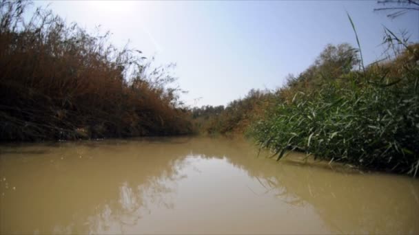 Pomalu se pohybující voda řeky Jordan — Stock video
