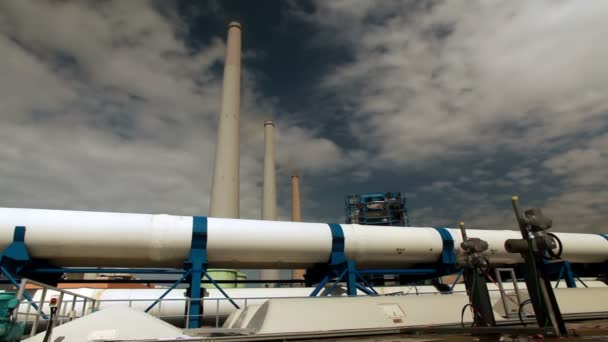 Weiße Pipeline und Schornsteine in Israel. — Stockvideo