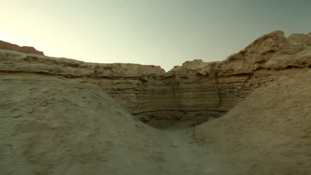 Imágenes de un lecho de río seco en el desierto en Israel . — Vídeo de stock