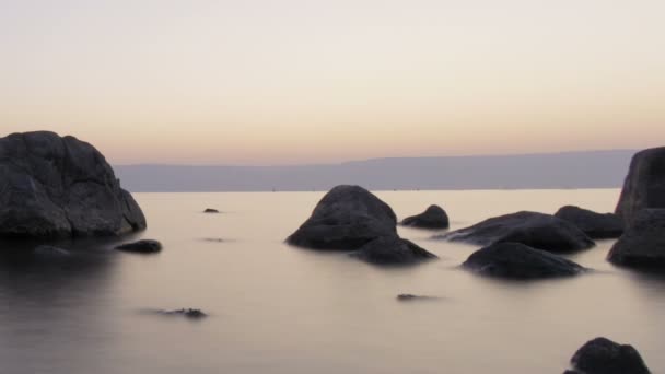 Sunrise time-lapse uitziende arcross het meer van Galilea. Bijgesneden. — Stockvideo