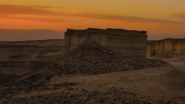 Dunas de arena y acantilados al amanecer — Vídeos de Stock