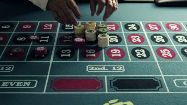 Stacking chips su un tavolo da roulette . — Video Stock