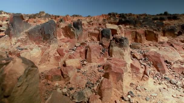 Stock Footage van een rode en zwarte rotsachtige landschap in Israël. — Stockvideo