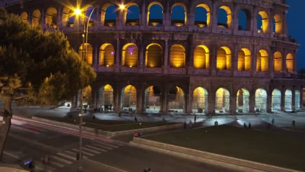 Panorering skott av natten time-lapse från Colosseum och gatutrafik. — Stockvideo