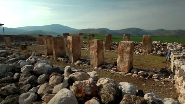 Giełdowe ruin z pozycji pionowej kamiennymi filarami w Izraelu. — Wideo stockowe