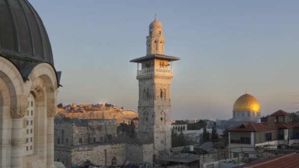 Naplemente Jeruzsálem háztetőkre, beleértve a szikla mecset kupolája — Stock videók