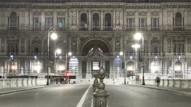 Palast der Gerechtigkeit von der Brücke in der Nacht — Stockvideo