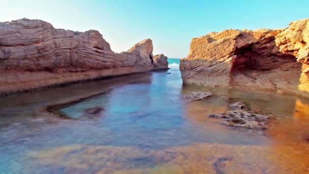 Ένα πολύχρωμο παλιρροιακή πισίνα στο Ισραήλ. — Αρχείο Βίντεο