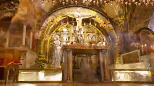 Прочани на вівтар в Храмі Гробу Господнього — стокове відео