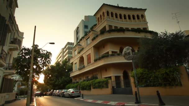 Edifícios coloridos em uma rua Tel Aviv — Vídeo de Stock