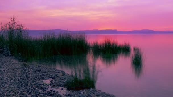 Het bijhouden van tijd verval van het meer van Galilea tijdens een spectaculaire zonsondergang. Bijgesneden. — Stockvideo