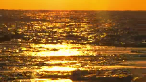 Zonsondergang weerspiegeling op Dor strand — Stockvideo