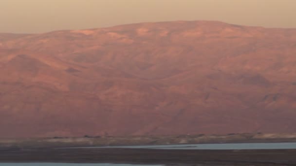 Morze Martwe i góry w zachód słońca w Izraelu — Wideo stockowe