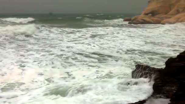 Mediterrane golven op de kust — Stockvideo