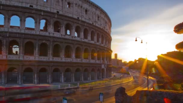 在日落时的古罗马圆形竞技场和街交通. — 图库视频影像