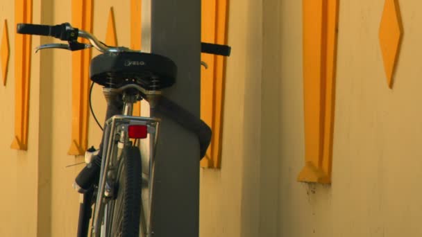 Bicicleta encadenada en Tel Aviv — Vídeo de stock