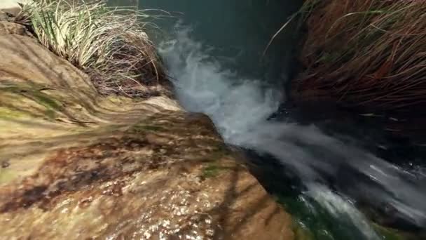 Piscina en el fondo de la cascada — Vídeos de Stock