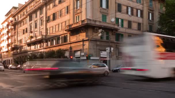 Drukke verkeer op een hoek van de straat in Rome — Stockvideo