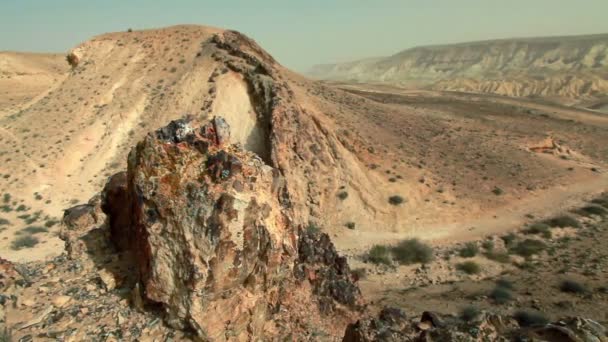 Archivaufnahmen eines großen Hügels auf dem Wüstenboden in Israel. — Stockvideo